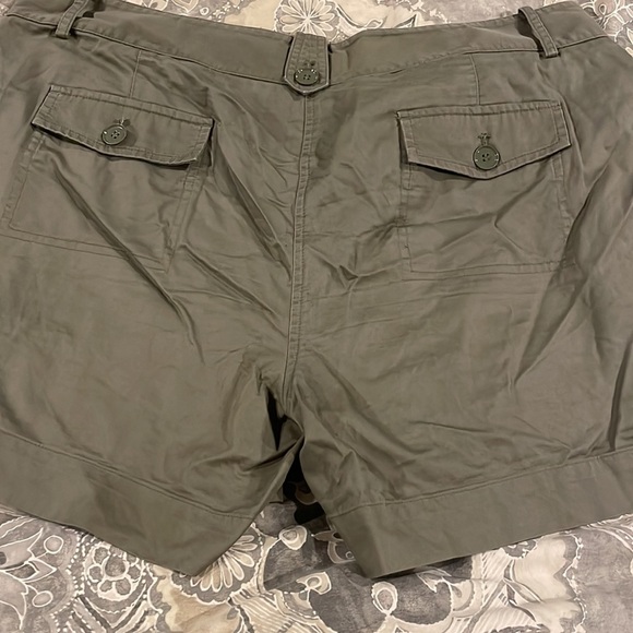 Talbots size 14 Stylish Olive Green Cargo Shorts - Picture 5 of 5